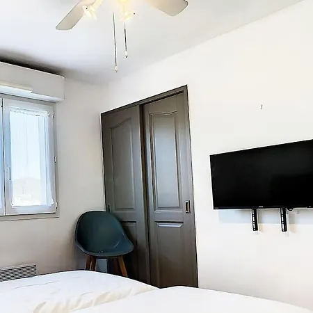 Port Marine - T3 Calme, Avec Terrasse, Piscine, Pres De La Apartment