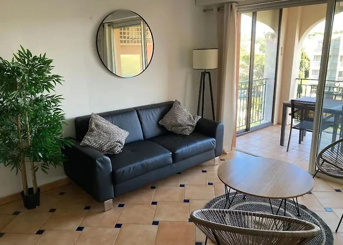 Port Marine - T3 Calme, Avec Terrasse, Piscine, Pres De La *